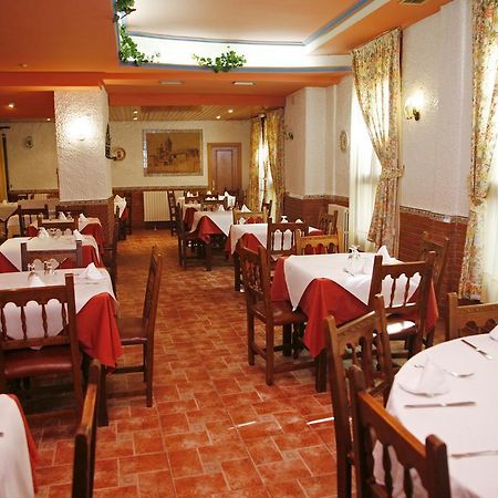 Hostal Cuatro Esquinas Ejea De Los Caballeros Exteriör bild