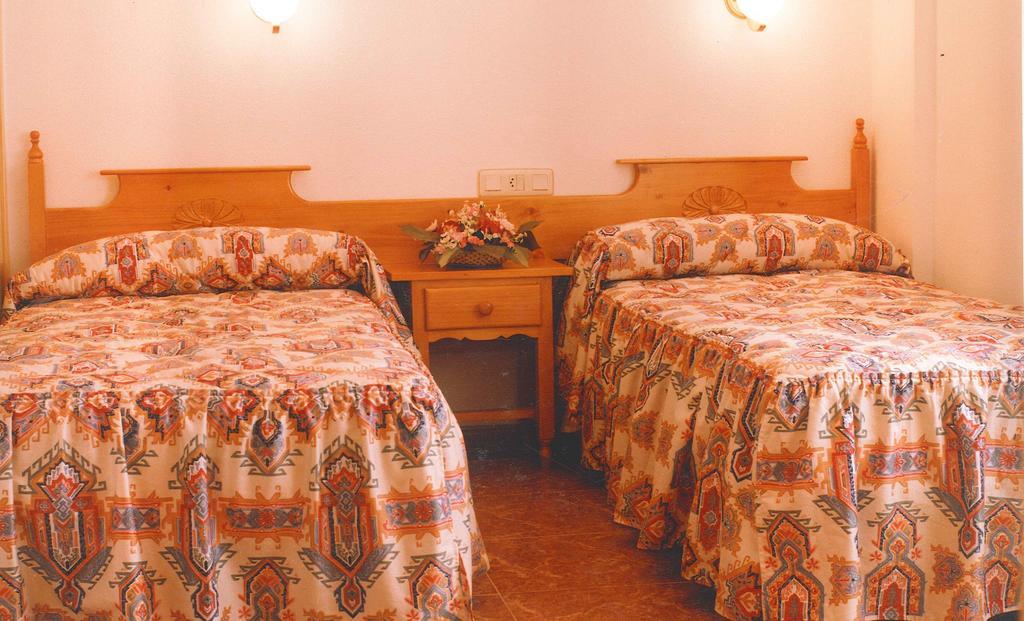 Hostal Cuatro Esquinas Ejea De Los Caballeros Rum bild