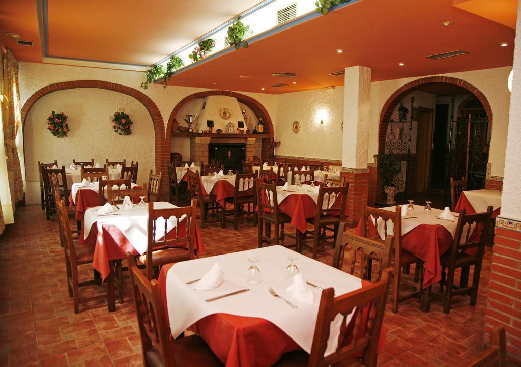 Hostal Cuatro Esquinas Ejea De Los Caballeros Exteriör bild